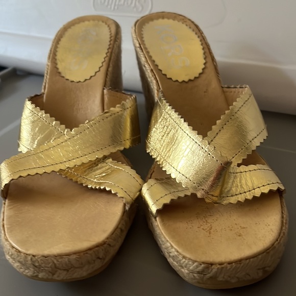 🤑 buy 3 for $15 Michael Kors Sz 8 gold leather tan straw wedges shoes sandals - Picture 1 of 12
